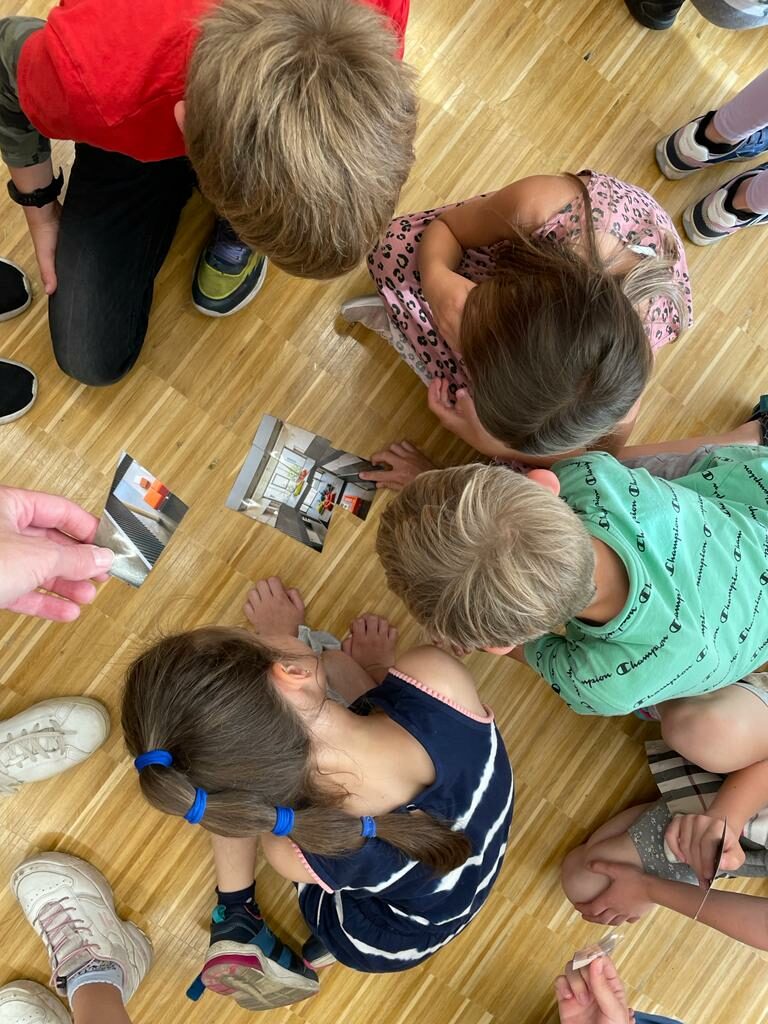 Kinder mit Puzzle