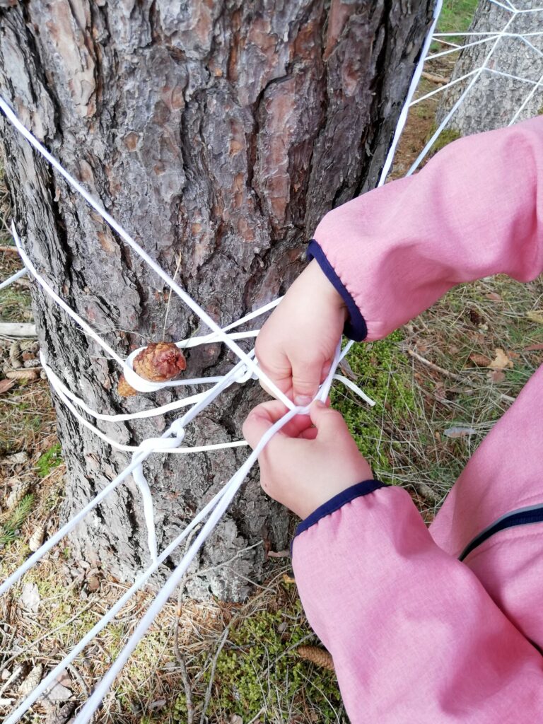 Kind bindet Knoten