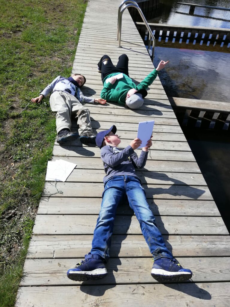 Kinder auf Steg