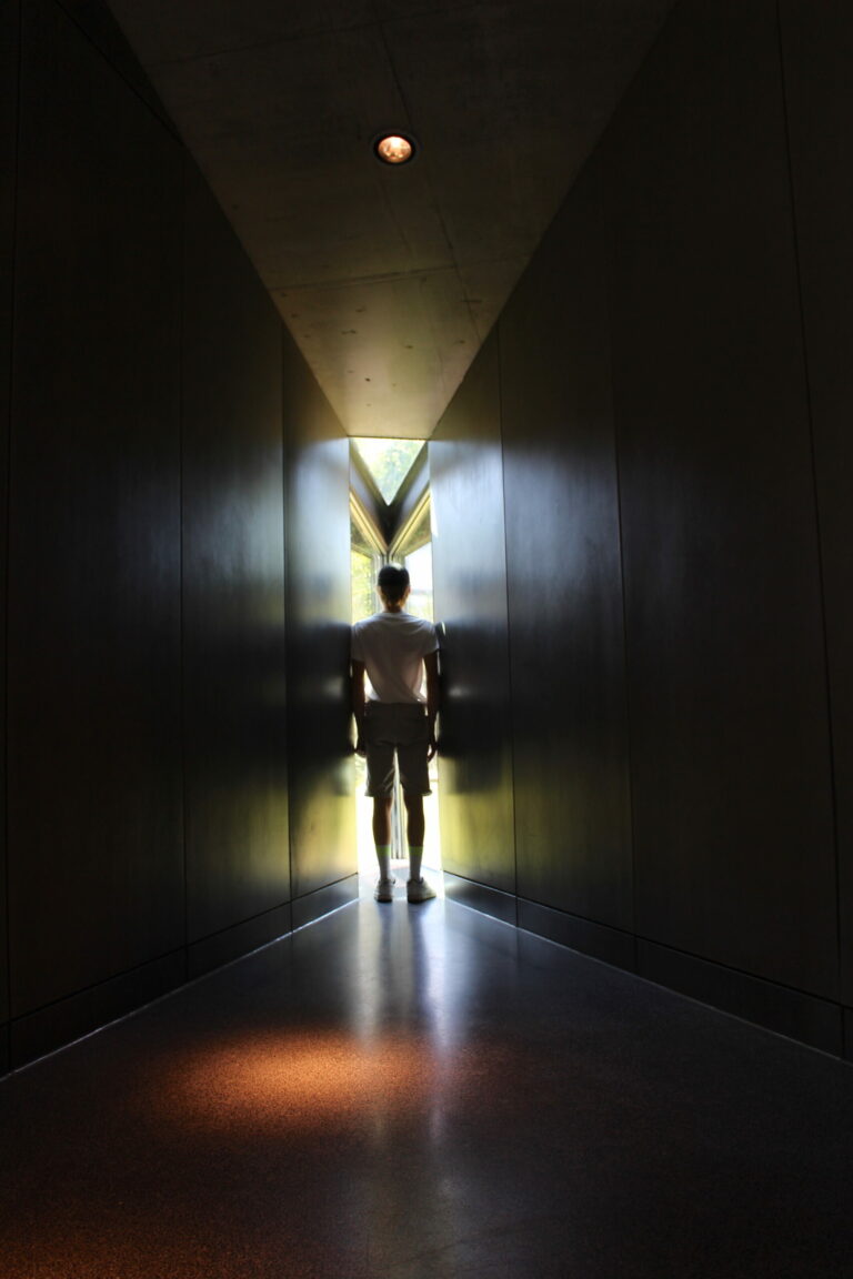 Kind im Gegenlicht