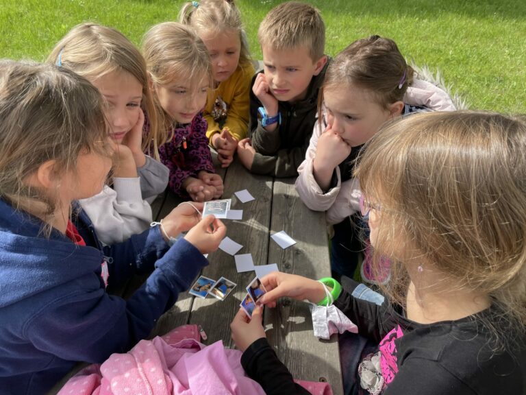 Kinder spielen Memory