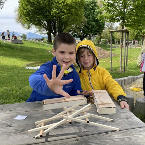 Kinder bauen Brücke