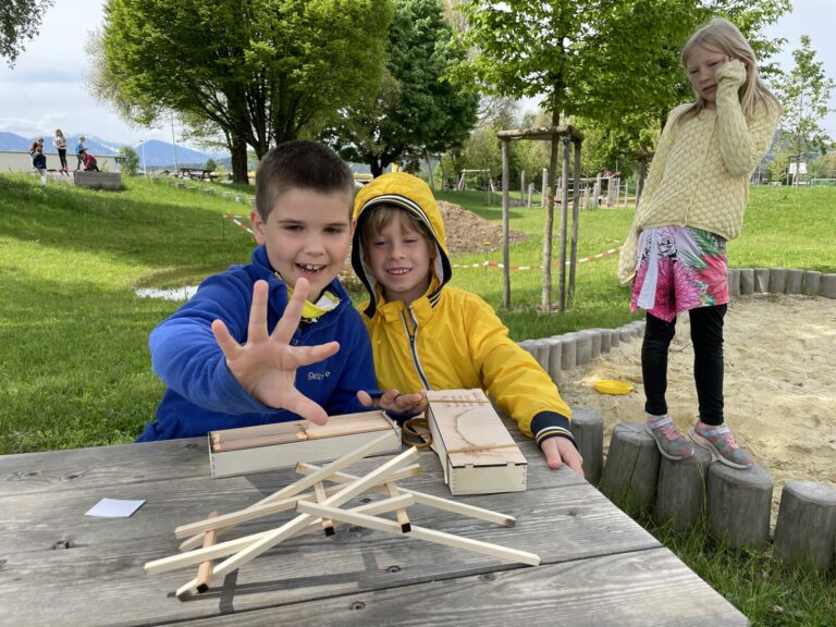 Kinder bauen Brücke