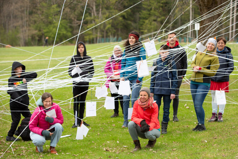 SchülerInnen im Spinnennetz